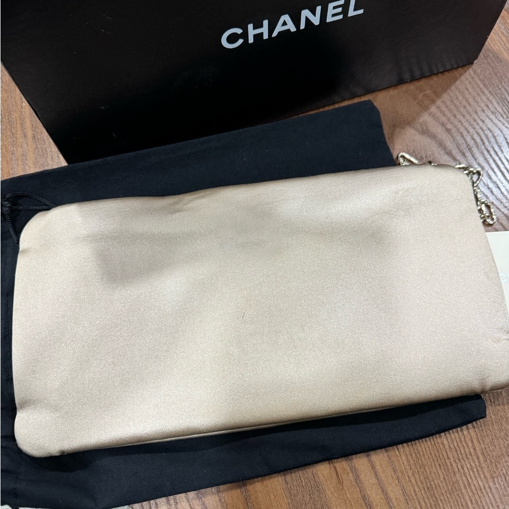 CHANEL Beige Floral Embellished Clutch - Picture 4 of 12